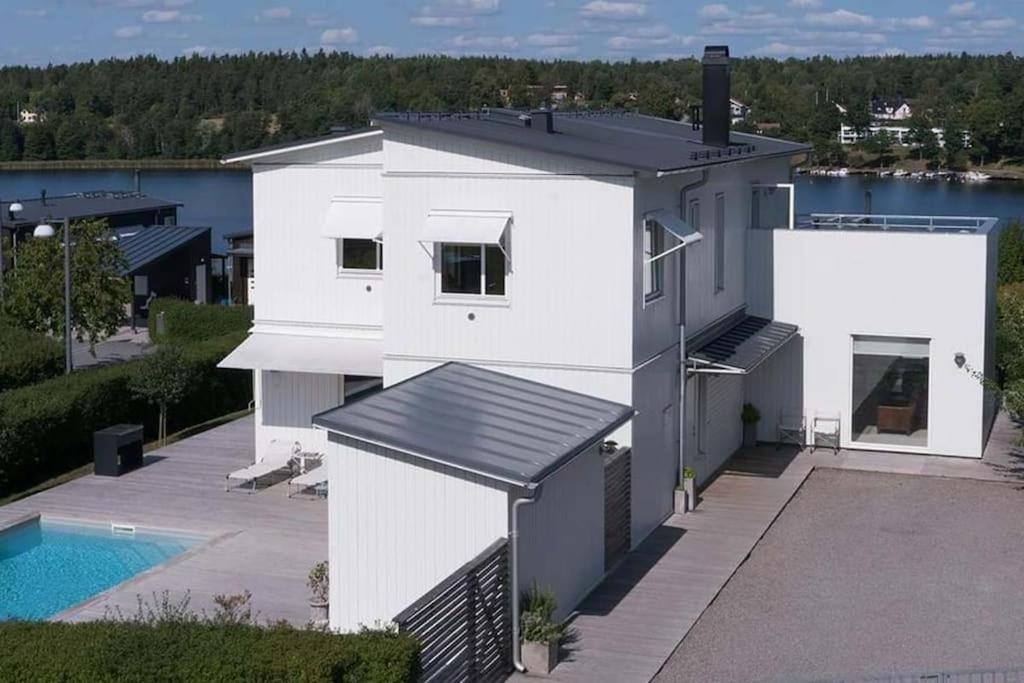 Water Facing Villa With Pool & Sauna Лидинго Экстерьер фото